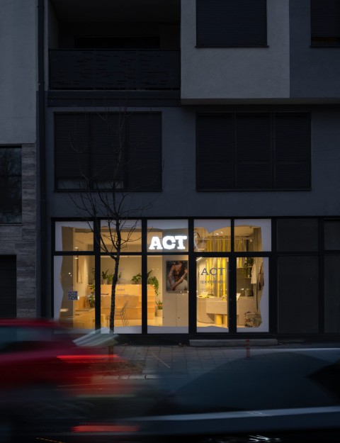 Vertical view of Act.now Sport Studio training room and yellow sport accents