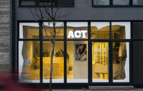 Wide training area at Act.now Sport Studio with dynamic sports interior design