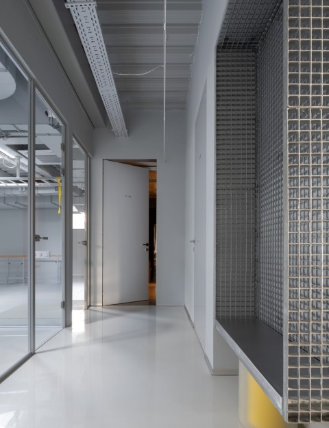 Material detail in Act.now Sport Studio with yellow training straps