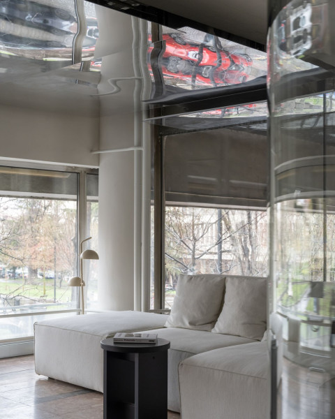 Window lounge area with sofas and mirrored ceiling in PFU Coworking