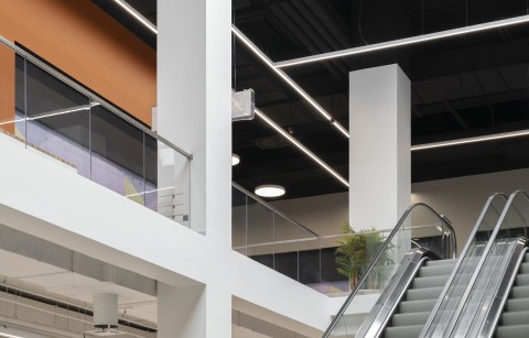 Retail gallery at Siesta Shopping Center with warm white arches and terracotta flooring