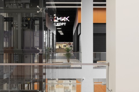 Food court area at Siesta Shopping Center with terracotta seating and market-inspired layout