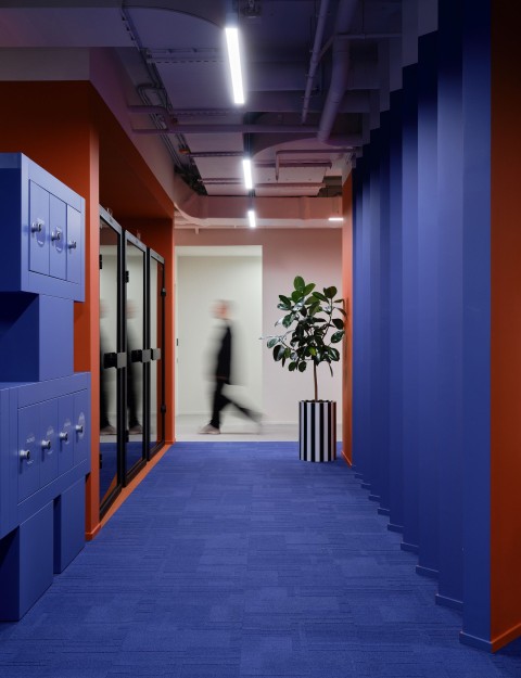 Yandex Office 03 coffee point with communal table and purple pendant lamp