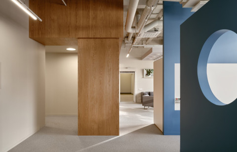 Wide meeting area at Yandex Office 02 with curved glass partitions and acoustic materials