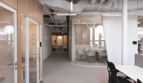 Yandex Office 01 cafeteria with warm lighting, dining tables and original brick walls