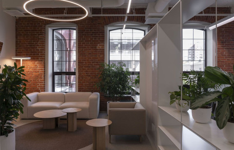 Relaxation zone with comfortable seating and natural materials in Yandex Office 01