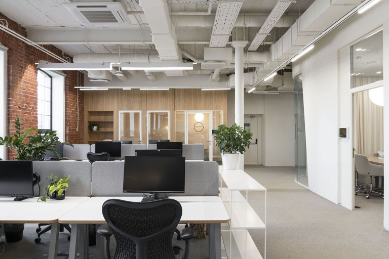 Yandex Office 01 open office interior with brick walls, cast-iron columns and warm work areas